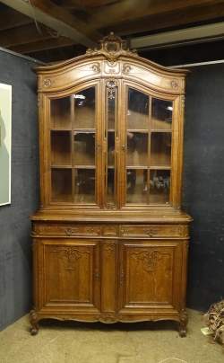 Meuble 2 corps liégeois vitrine LXV en chêne sculpté fin 19eS début 20eS H:260x1 Meuble 2 corps liégeois vitrine LXV en chêne sculpté fin 19eS début 20eS H:260x1