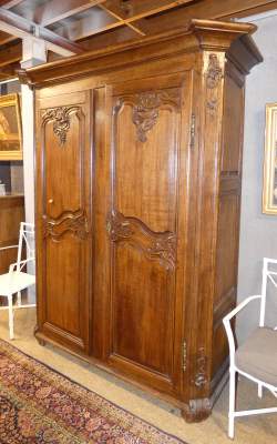 Meuble: Armoire/ garde-robe à pans coupés en chêne de style Louis XV