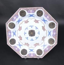 Asiatique: Assiette octogonale CHINE famille rose pour le marché Perse période Q