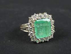 Bijou: Bague en or blanc 18K sertie d'une émeraude (fêle) d'un peu plus de 4cts