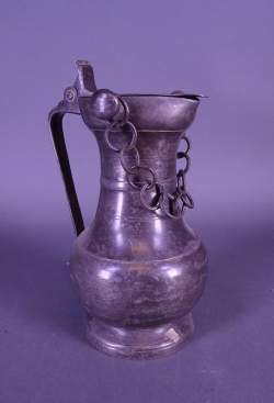 Objet: Pichet couvert de style en étain début 20eS H:27,5cm