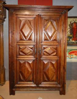 Meuble: Armoire en chataignier 2 portes à panneaux en pointede diamant, corniche