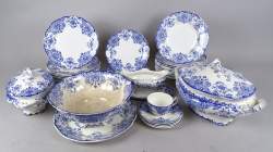 Céramique: Service en faïence BOCH frères décor Dordrecht (36pcs) dont: 2 légumi