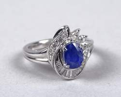 Bijou: Bague en platine sertie d'un saphir (coup) de 1,18cts et de diamants pour