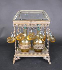 Objet : Cave à liqueur monture en métal et verre avec 2 carafes et 9 verres (1 ecl)