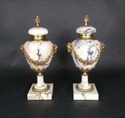 Objet : Paire de cassolettes en marbre et bronze doré ciselé