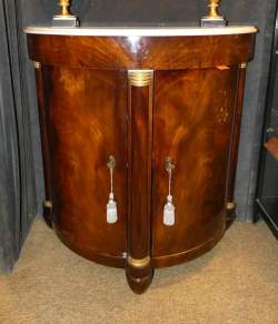 Meuble : Demi-lune en acajou appliques en bronze d'époque Empire dessus marbre