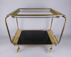 Meuble : Desserte en laiton doré (traces d'usures) et vitres en verre fumé