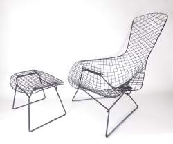 Meuble : Fauteuil modèle - Bird - (étiquette éditeur) et repose-pied en acier laqué noir designer BERTOIA Harry
