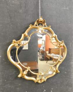 Meuble : Miroir à parcloses (piqué) en bois sculpté de style Louis XV