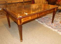 Meuble : Bureau plat rectangulaire double - face (usure d'usage) en bois à décor de marqueterie dessus vitré (rayures , pt ecl)