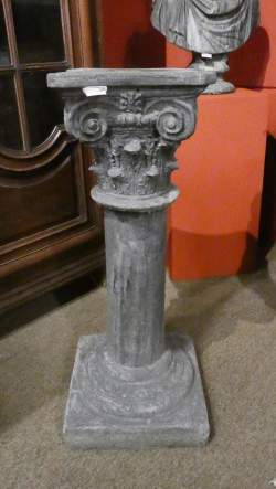 Meuble : Colonne à chapiteau Corinthien en pierre reconstituée patiné
