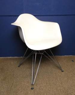 Meuble : Fauteuil modèle DAR dit Tour Eiffel en fibre de verre et piètement en acier Chromé designer EAMES Charles & Ray