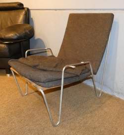 Meuble : Fauteuil modèle - BACHELOR - en acier chromé et daim (usure importante par endroits , taches) circa 1955 attribué à PANTON Verner