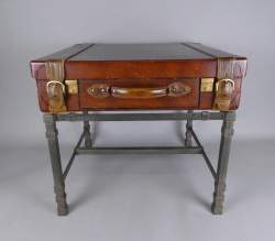 Meuble : Table de voyage trompe l'?il de valise monture en métal dessus cuir ouvrant par un tiroir