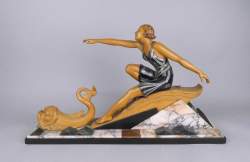 Objet : Garniture de cheminée de style Art Déco en marbre et métal - Femme au Dauphin -