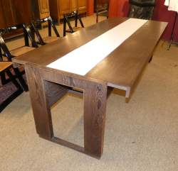 Meuble : Importante table de salle à manger en bois (usure +/ - marquée , pt chocs , mqe) centre de table laqué blanc allonge centrale