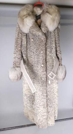 Mode : Manteau en astrakan Christian DIOR étiquette Boutique Fourrure avec ceinture