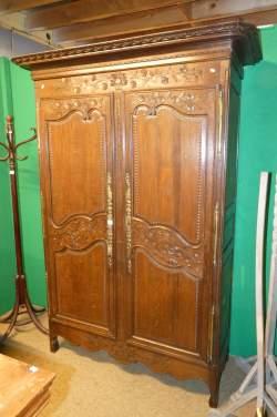 Meuble : Armoire Normande de mariage en chêne à décor sculpté