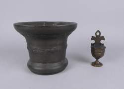 Objet : (2pcs) Mortier décor de frise (mq pilon) et bénitier en bronze fin 17eS