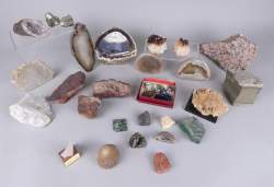 Collection de minéraux dont agates certaines en géode d'autres polies , pyrite , malachite , .