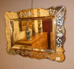 Meuble : Miroir de Venise à décor de fleurs