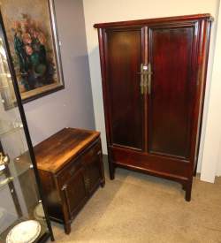 Asiatique : bois laqué CHINE : Armoire de mariage (Rest , pt chocs , pt rayures) (mq) + meuble (usure , rayures)