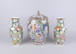 Asiatique : Porcelaine de Chine (3pcs) : paire de vases + pot couvert