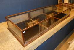 Meuble : Vitrine de magasin en bois et en verre fin 19eS