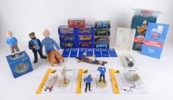 BD : Lot de figurines , voitures HERGE Tintin (24pcs) (mq , acc) dont : 1 pouet pouet Tintin (en état) , tintin et l'indien, 11 voitures Atlas.
