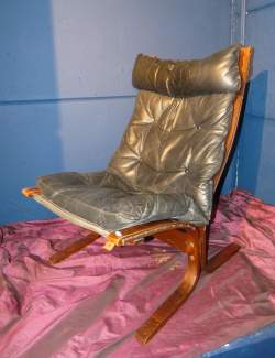 Meuble : Fauteuil à dossier haut (usure +/ - marquée) attribué à RELLING Ingmar