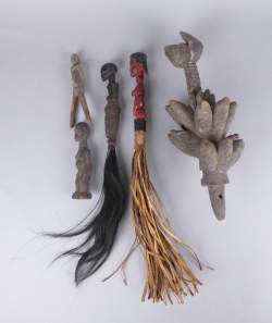 Africain : Lot Ethnographique divers dont : Chasse - mouches , statuettes.