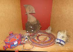 Africain : Lot ethnographique divers dont : colliers , ceintures et boucles d'oreilles Massaï , coiffe d'initiation.