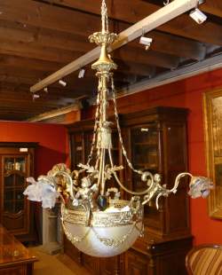 Luminaire : Lustre en bronze de style Louis XVI à décor d'angelots et demi-sphère en verre taillé maté