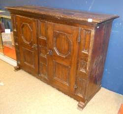 Meuble : Bahut en châtaignier fin 17eS début 18eS sur patins (dos restauré)