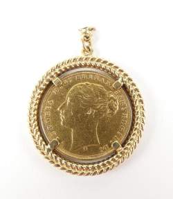 Collection : pièce de monnaie Souverain en or monté dans un sertissage en or 18K