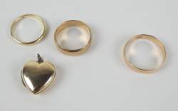 Bijou : Lot de bijoux en or jaune 9K et bague en or jaune 14K