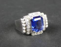 Bijou : Bague ART DECO en platine sertie en son centre d'un saphir probablement synthétique entouré de diamants