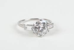 Bijou : Bague en platine sertie d'un diamant taille brillant couleur F - G pureté VVS symétrie très bonne épaulé de diamants baguette