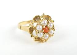 Bijou : Bague en or jaune 18K sertie de petites perles et 1 cabochon de corail EU ONLY