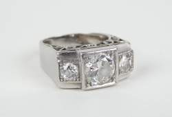 Bijou : Bague ART DECO en or blanc 18K et platine sertie d'un diamant central épaulé de diamants