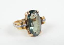 Bijou : Bague en or jaune 18K et platine sertie probablement d'un saphir vert taille ovale