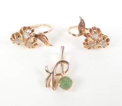 Bijou : Paire de boucles d'oreilles et pendentif en or russe poinçon 56 (583 millièmes 14K) serti d'éclats de diamants et d'une pierre verte