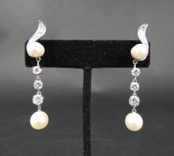 Bijou : Paire de boucles d'oreilles pendantes en or blanc 18K serties de perles de cultures et de diamants