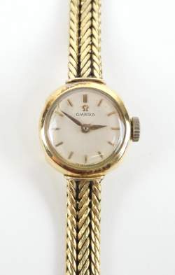 Bijou : Montre bracelet de dame OMEGA en or jaune 18K (boîtier et bracelet) mouvement à remontoir (en état) (verre fissure)