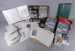 Collection de timbres : gros lot de FDC , CM et de CEF , TP de France beaucoup d'étrangers neufs et oblitérés mais à vérifier (car collés pour certains) A DECOUVRIR