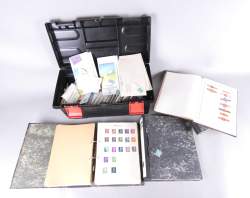 Collection de timbres : gros lot de TP pouvant servir pour la faciale ou collection entre 1966 et 2002 + TP du monde oblitérés et neufs