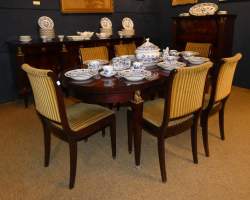 Meuble: Salle à manger de style Empire en placage d'acajou (ecl, rayures, chocs)