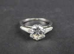 Bijou: Bague en platine sertie d'un diamant taille brillant de 1,40ct couleur H-