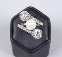 Bijou: Bague Toi et Moi en or jaune 18K et platine sertie d'une perle et de diam